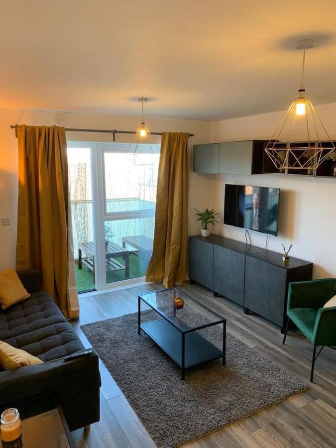 Lovely 1-Bed Serviced Apartment With Free Parking West Thurrock Buitenkant foto