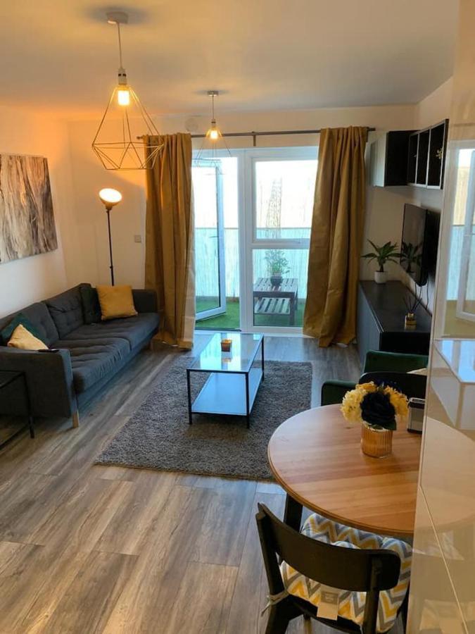 Lovely 1-Bed Serviced Apartment With Free Parking West Thurrock Buitenkant foto