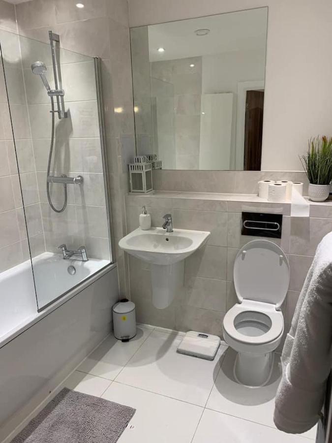Lovely 1-Bed Serviced Apartment With Free Parking West Thurrock Buitenkant foto