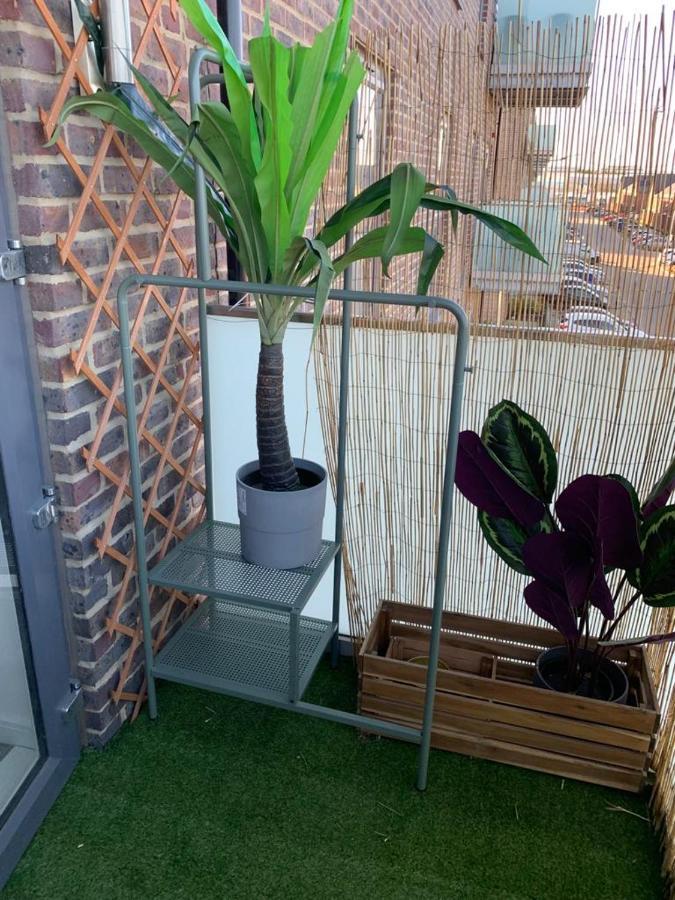 Lovely 1-Bed Serviced Apartment With Free Parking West Thurrock Buitenkant foto