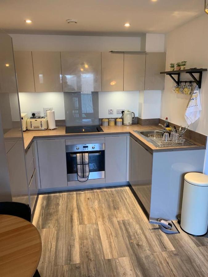 Lovely 1-Bed Serviced Apartment With Free Parking West Thurrock Buitenkant foto